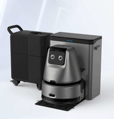 Robotowy sprzątacz podłogi z wodą z stacji bazowej