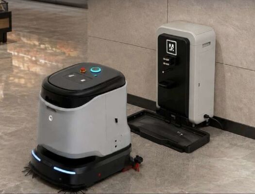 Robotowy sprzątacz podłogi z wodą z stacji bazowej
